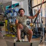 Seduto su una sedia �da combattimento� usata sulle barche per la pesca dei tonni, vi � il 56enne Pasquale Ruggieri, l�attuale proprietario
